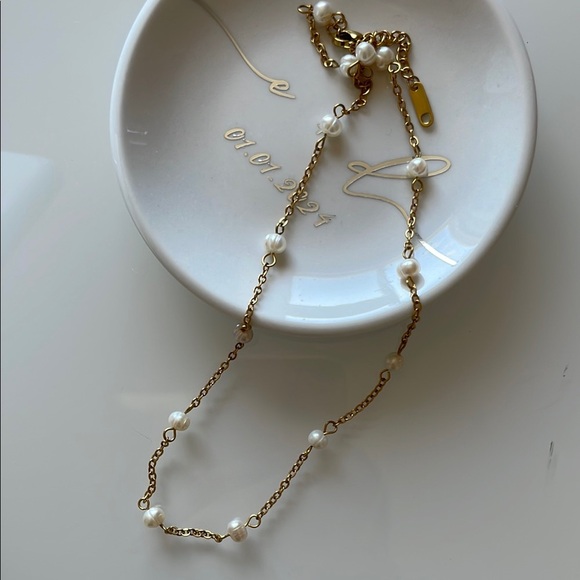 Elegant Gold and Pearl Necklace - Picture 3 of 10